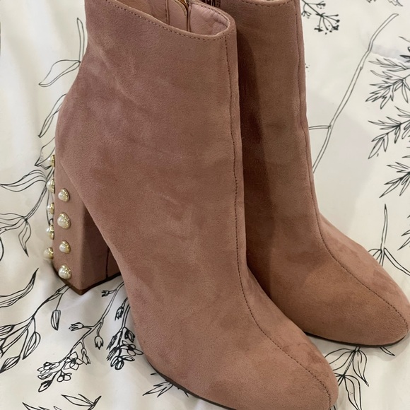 X2B 7.5 Light Pink Suede/Pearl Fleece Lined Ankle‎ Boots with Side Zip - Picture 1 of 5